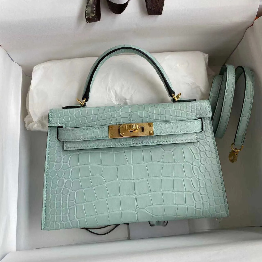HERMÈS VERT D'EAU MATTA ALLIGATOR RETOURNE KELLY 28 CON HARDWARE DORADO, 2021 (EDICIÓN LIMITADA)