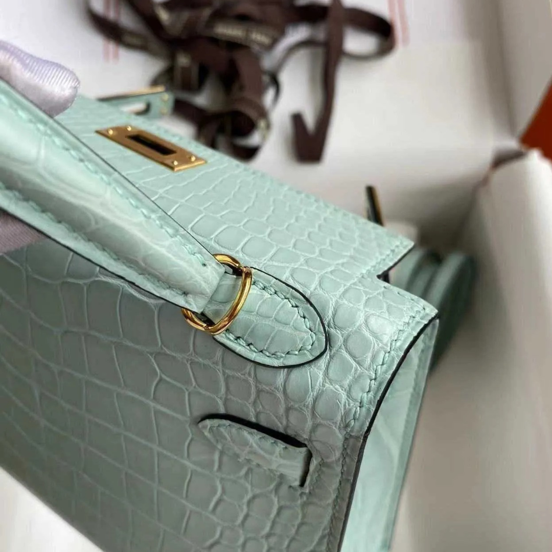 HERMÈS VERT D'EAU MATTA ALLIGATOR RETOURNE KELLY 28 CON HARDWARE DORADO, 2021 (EDICIÓN LIMITADA)