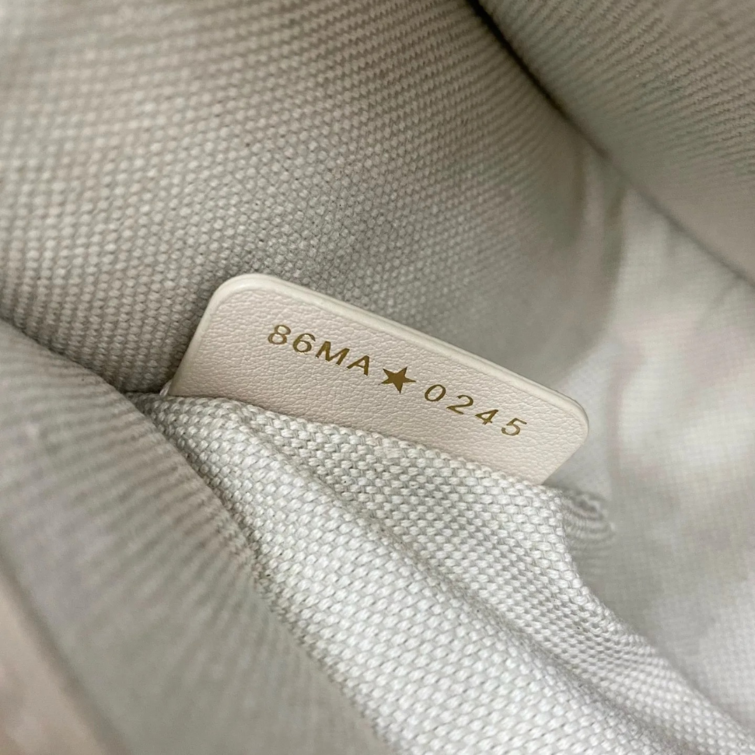 CARTERA DIOR 30 MONTAIGNE DE TAMAÑO MEDIANO