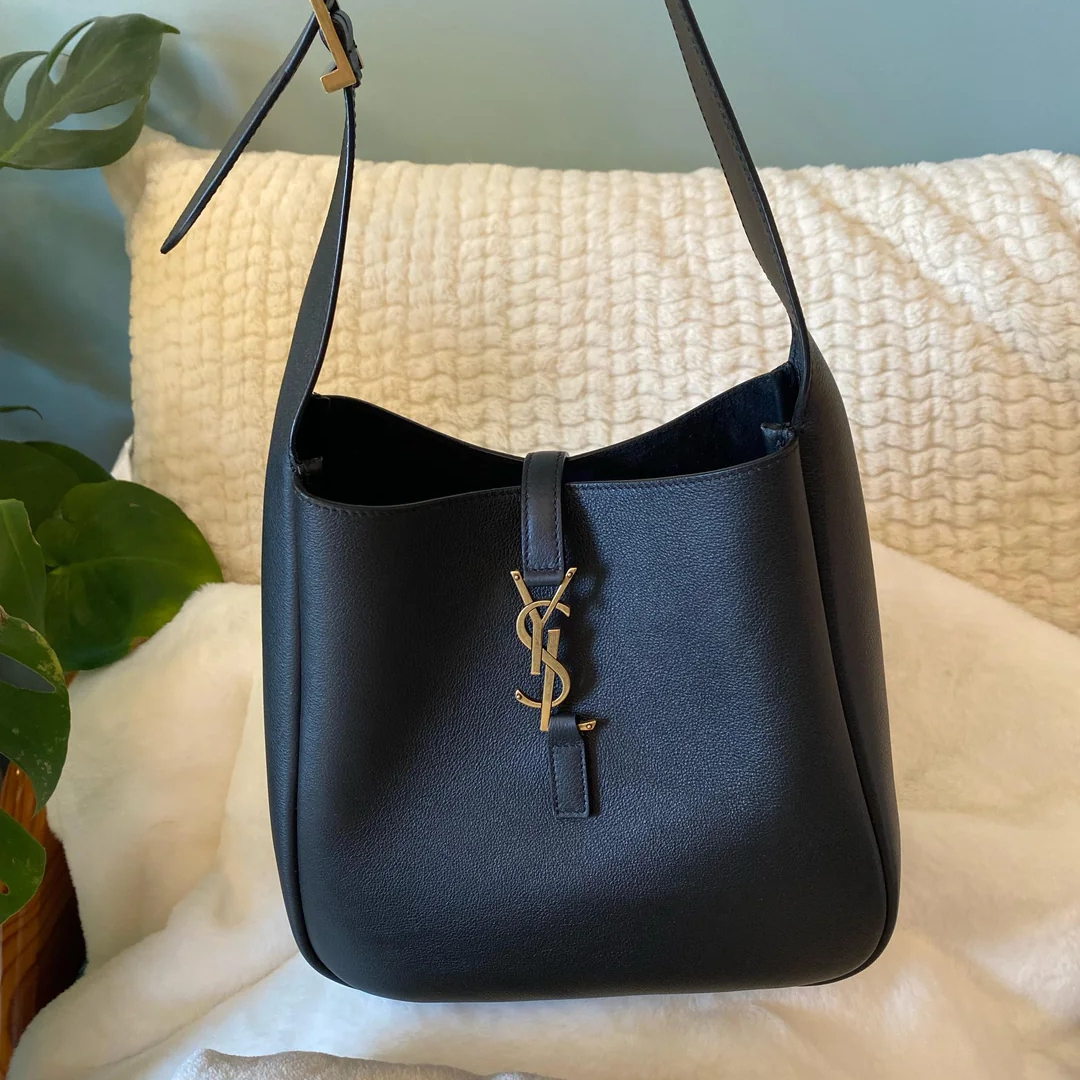 YVES SAINT LAURENT LE 5 À 7 BEA – CARTERA DE PIEL DE GRANA FINA