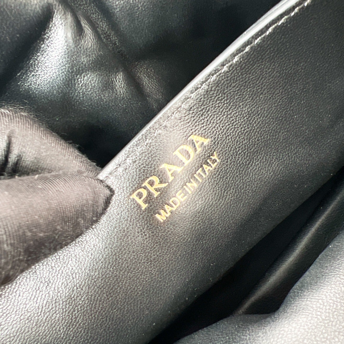 CARTERA PEQUEÑO PRADA DADA EN PIEL NAPA